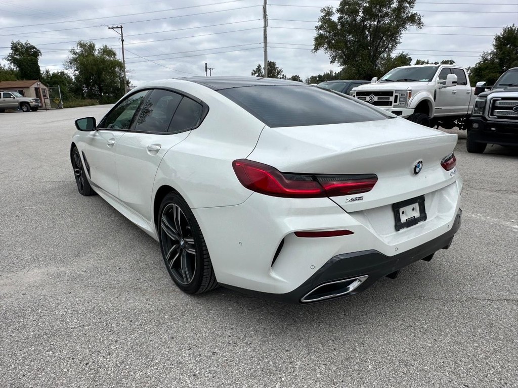 BMW 8 Series Vehicle Full-screen Gallery Image 07