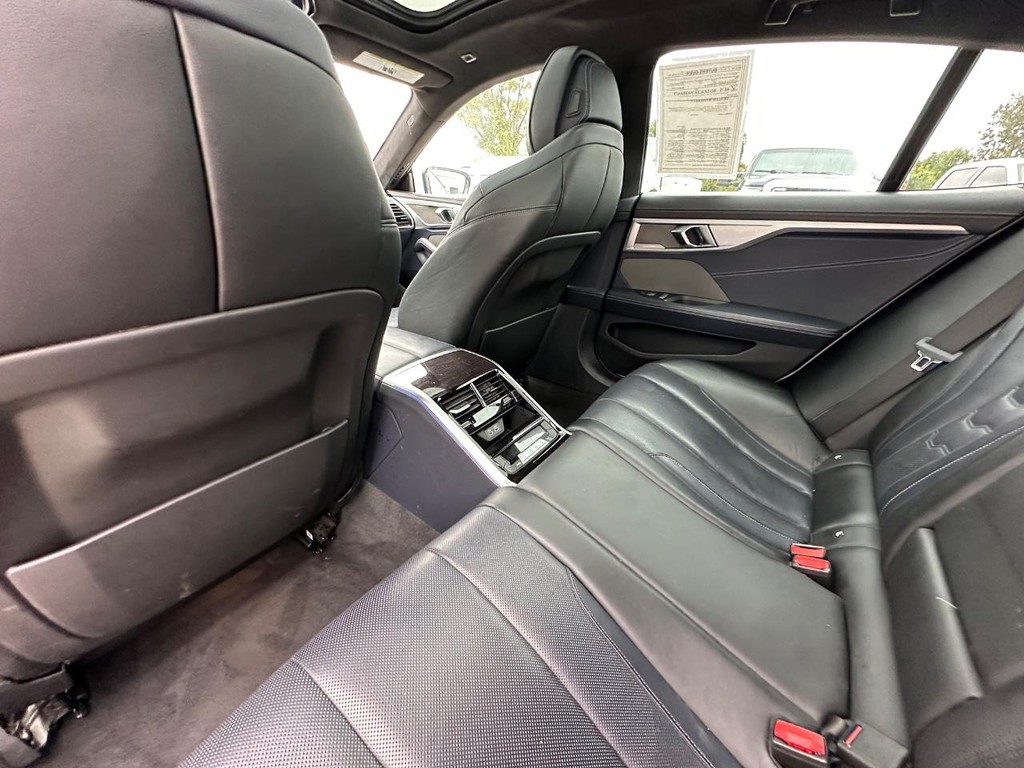 BMW 8 Series Vehicle Full-screen Gallery Image 08