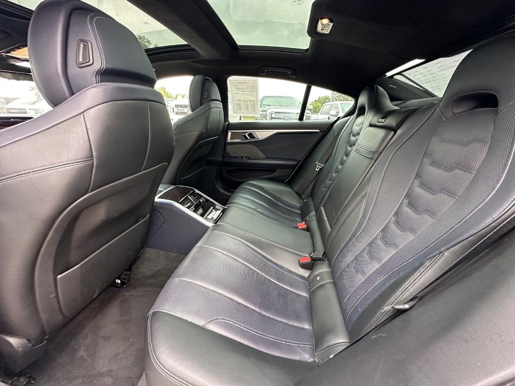 BMW 8 Series Vehicle Full-screen Gallery Image 09