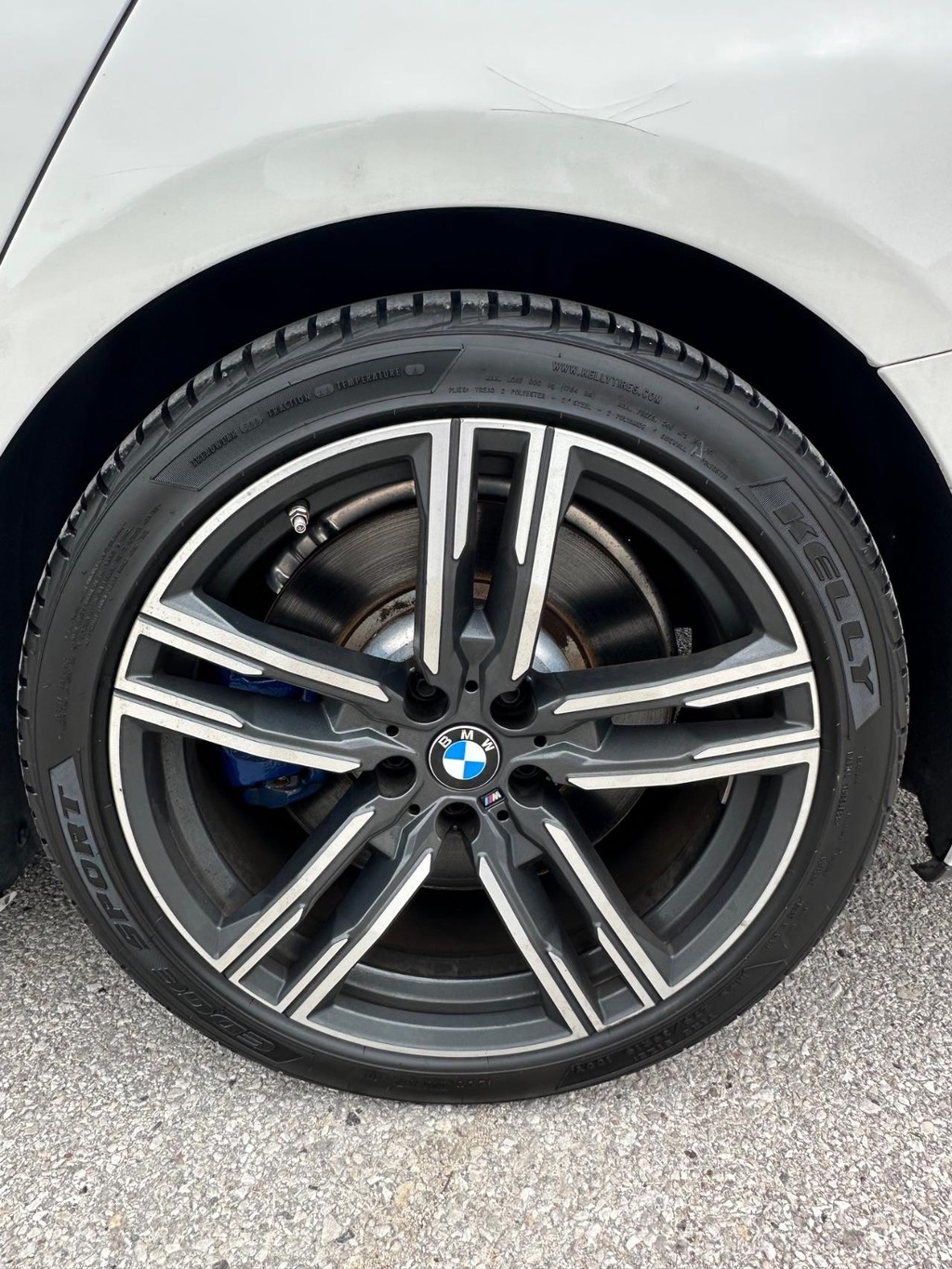 BMW 8 Series Vehicle Full-screen Gallery Image 10