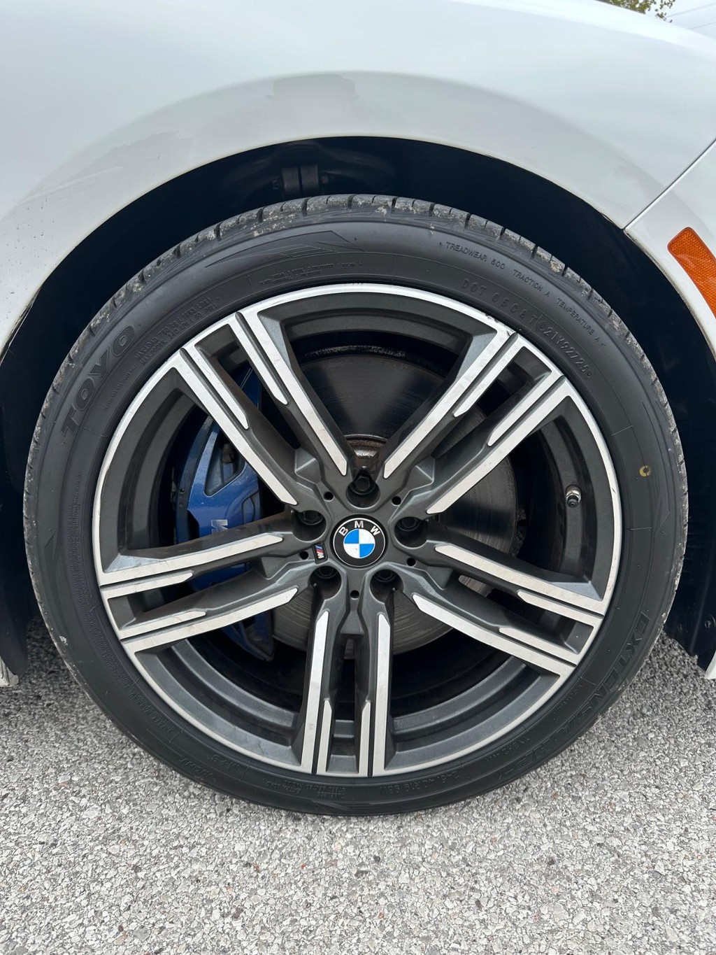 BMW 8 Series Vehicle Full-screen Gallery Image 11