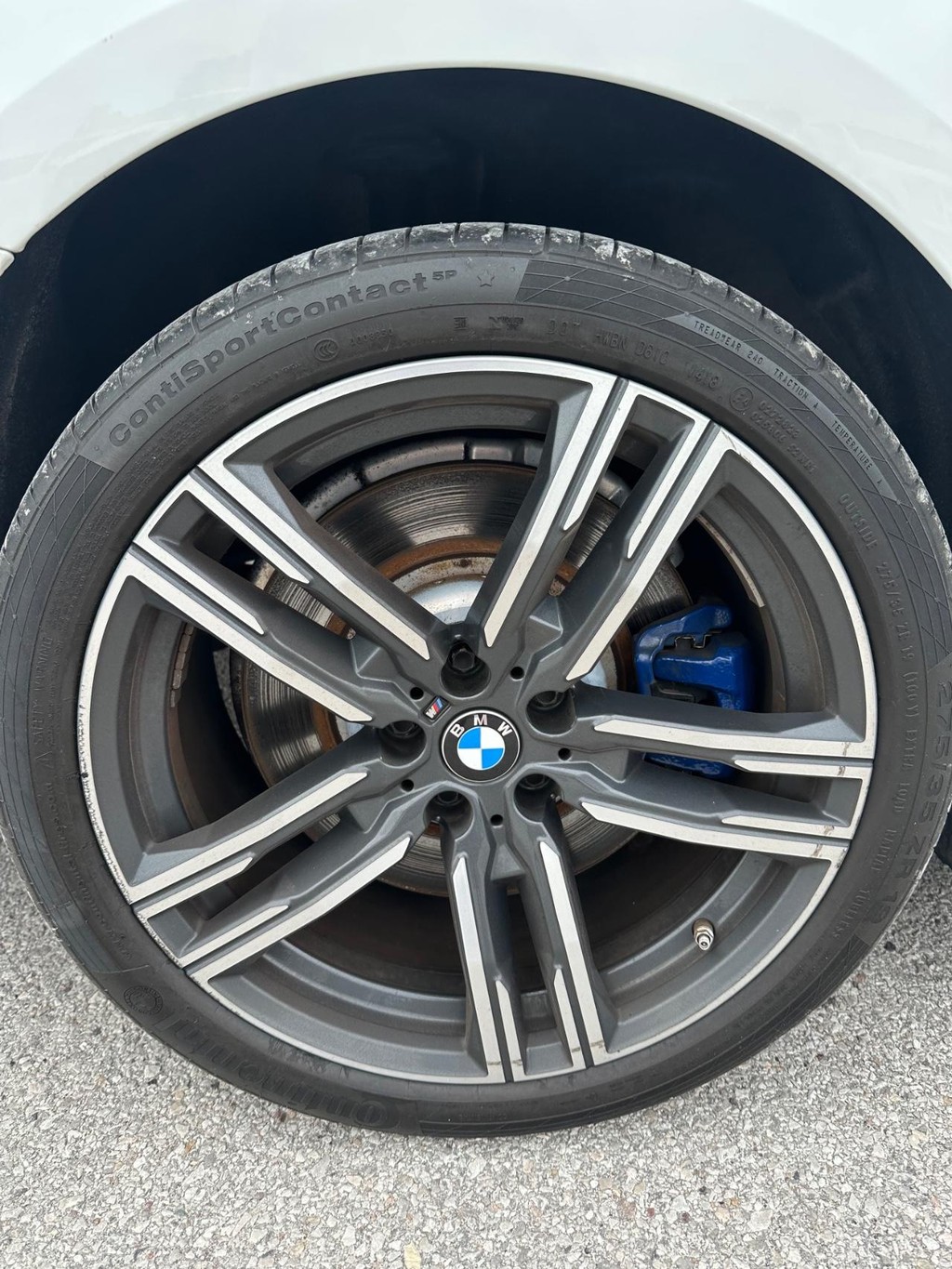BMW 8 Series Vehicle Full-screen Gallery Image 12