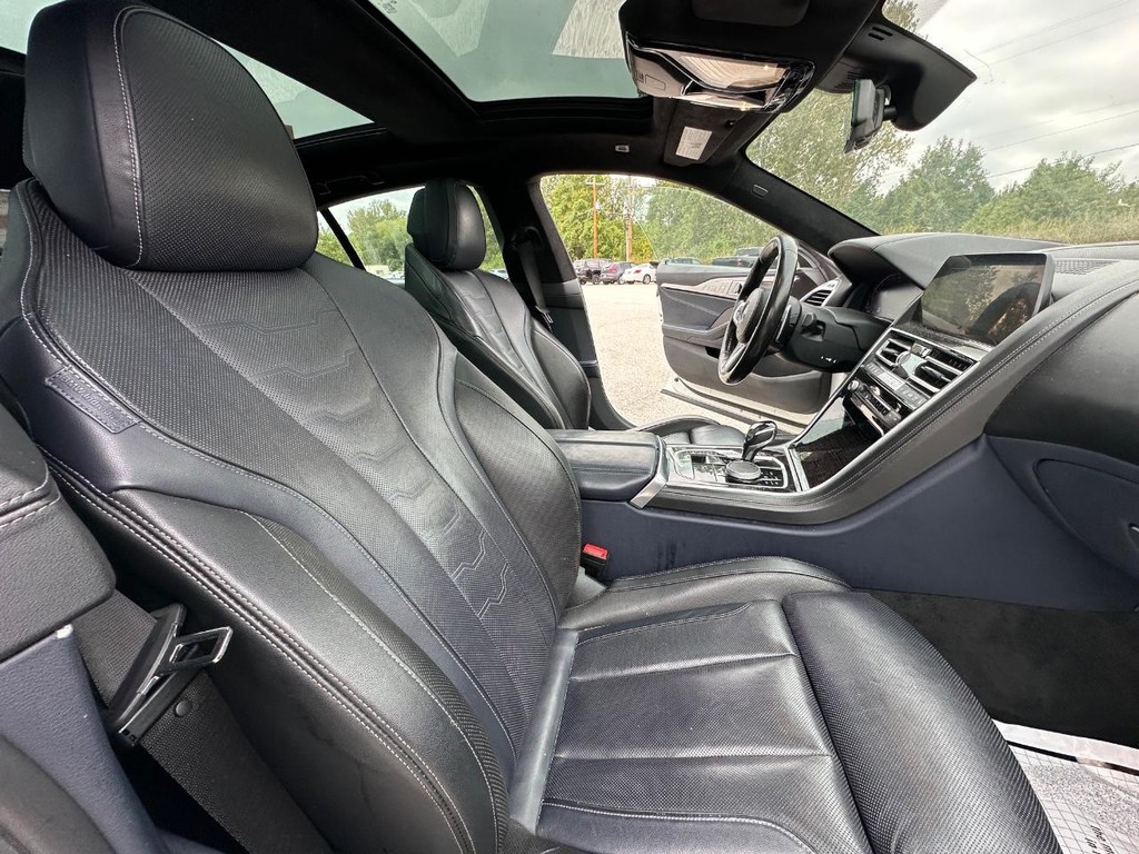 BMW 8 Series Vehicle Full-screen Gallery Image 15