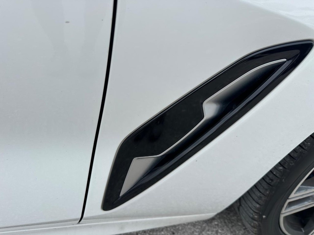 BMW 8 Series Vehicle Full-screen Gallery Image 16