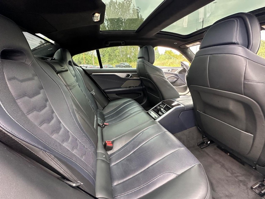 BMW 8 Series Vehicle Full-screen Gallery Image 17