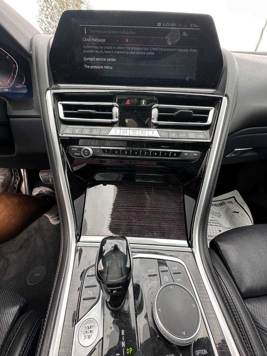 BMW 8 Series Vehicle Full-screen Gallery Image 18