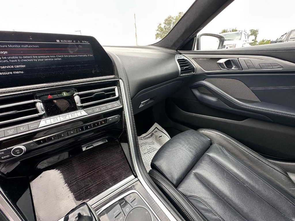 BMW 8 Series Vehicle Full-screen Gallery Image 19