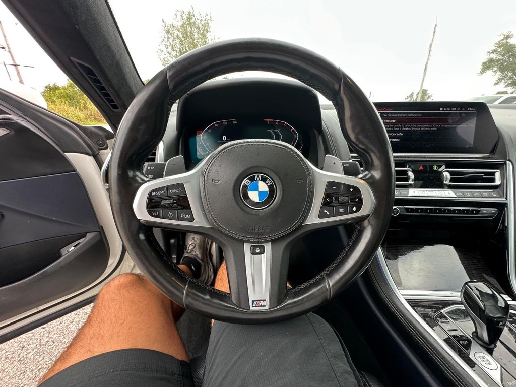 BMW 8 Series Vehicle Full-screen Gallery Image 22