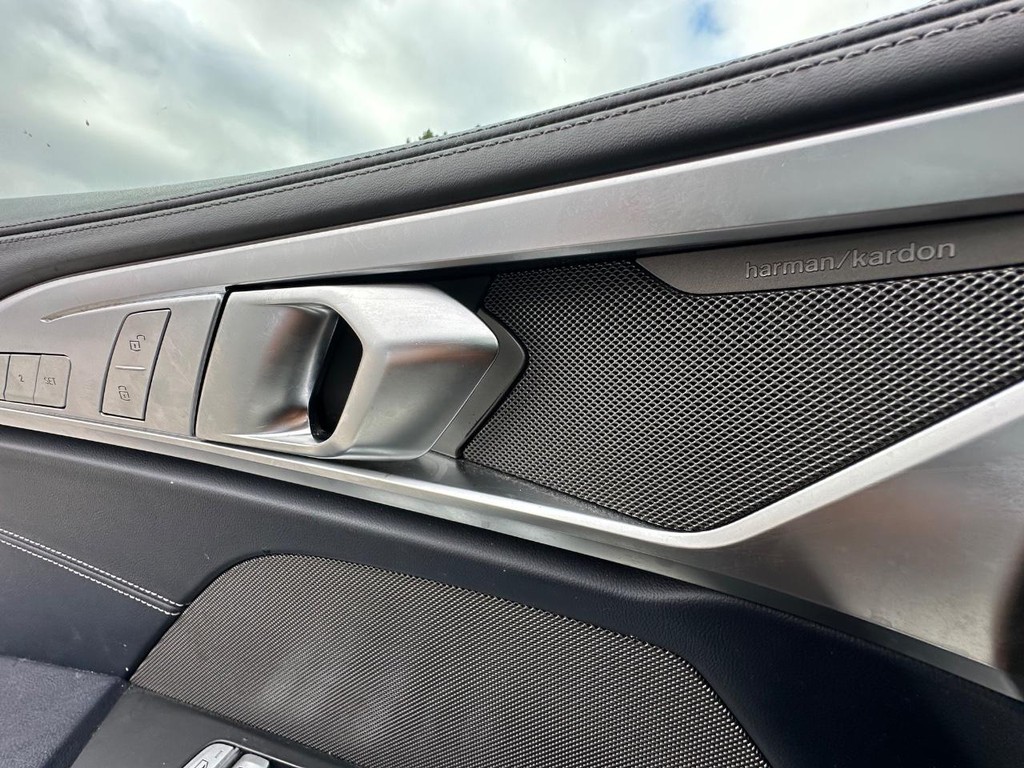 BMW 8 Series Vehicle Full-screen Gallery Image 24