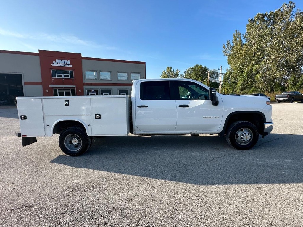 Chevrolet Silverado 3500HD CC Vehicle Full-screen Gallery Image 3