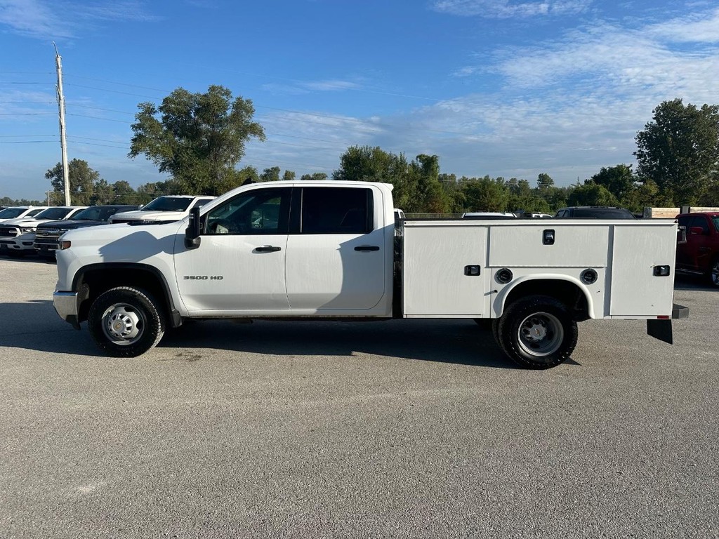 Chevrolet Silverado 3500HD CC Vehicle Full-screen Gallery Image 4