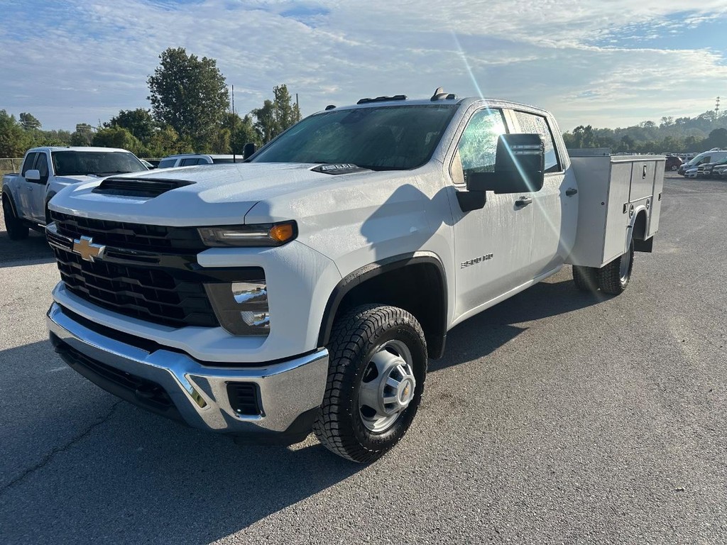 Chevrolet Silverado 3500HD CC Vehicle Full-screen Gallery Image 9