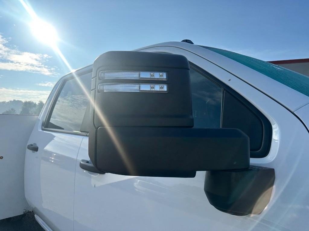 Chevrolet Silverado 3500HD CC Vehicle Full-screen Gallery Image 12