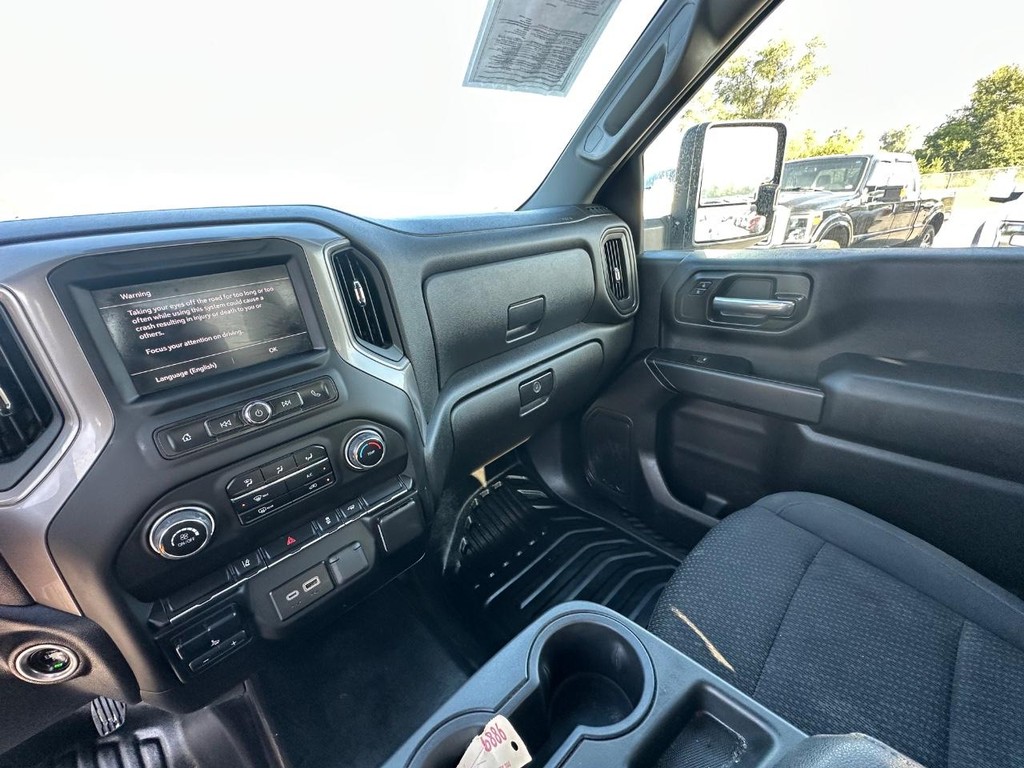 Chevrolet Silverado 3500HD CC Vehicle Full-screen Gallery Image 22
