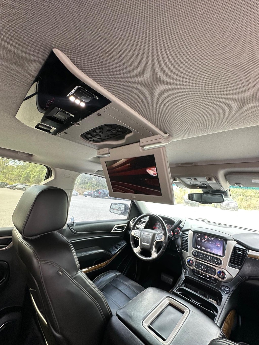 GMC Yukon Vehicle Full-screen Gallery Image 18