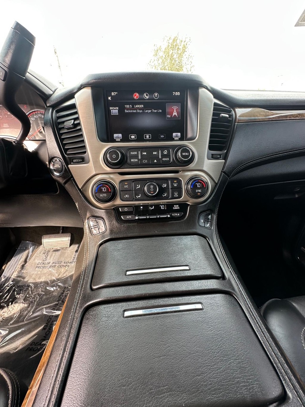 GMC Yukon Vehicle Full-screen Gallery Image 20
