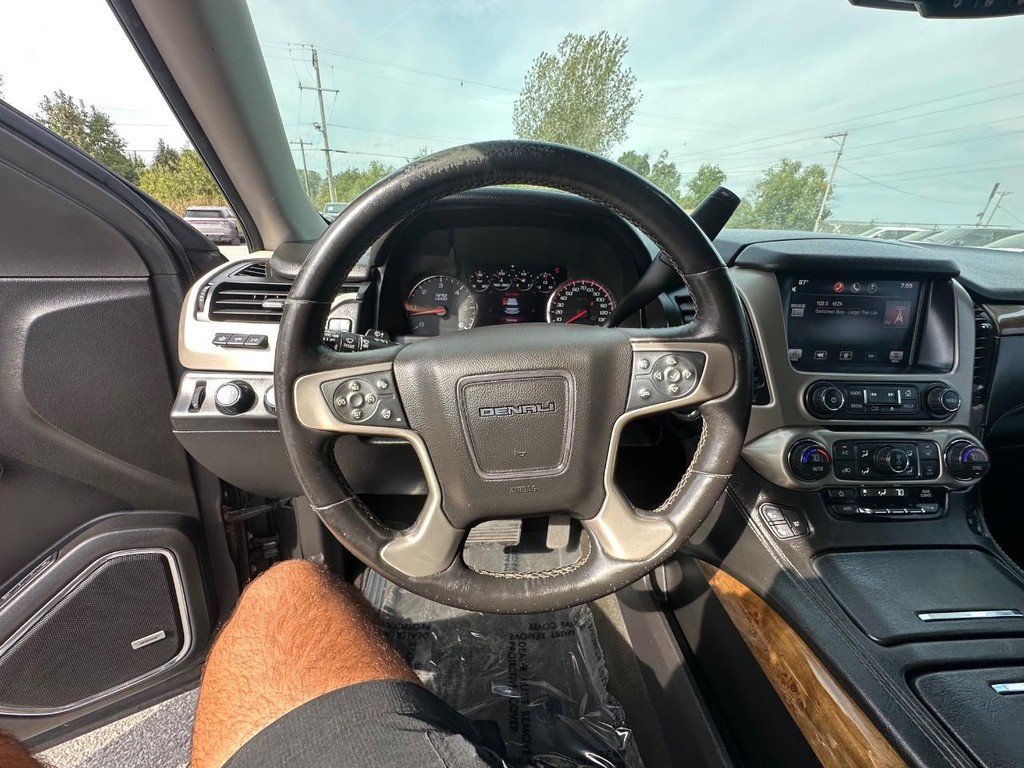 GMC Yukon Vehicle Full-screen Gallery Image 23