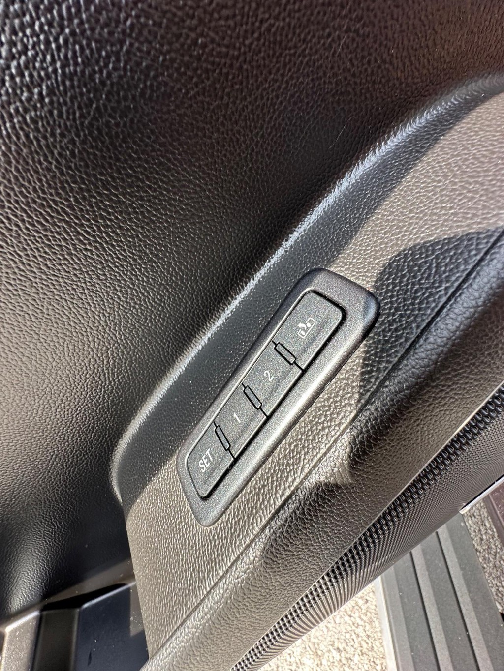 GMC Yukon Vehicle Full-screen Gallery Image 26