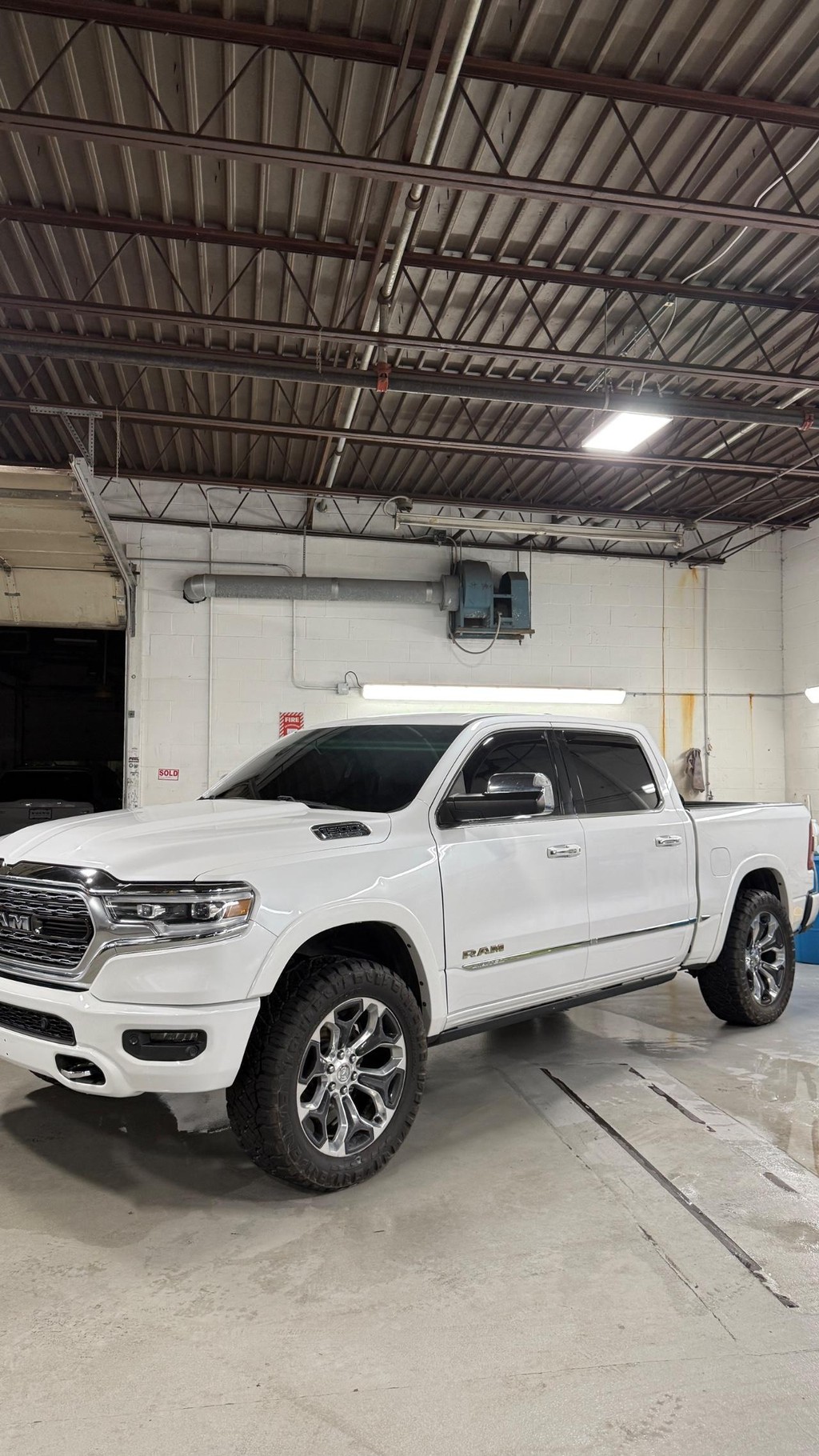 Ram 1500 Vehicle Full-screen Gallery Image 2
