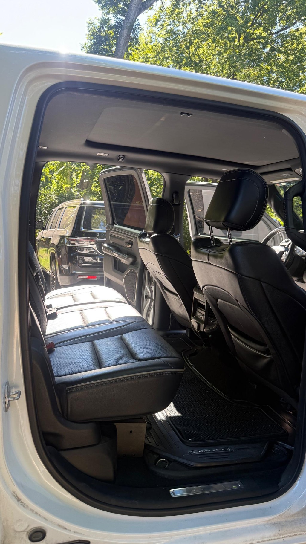 Ram 1500 Vehicle Full-screen Gallery Image 14