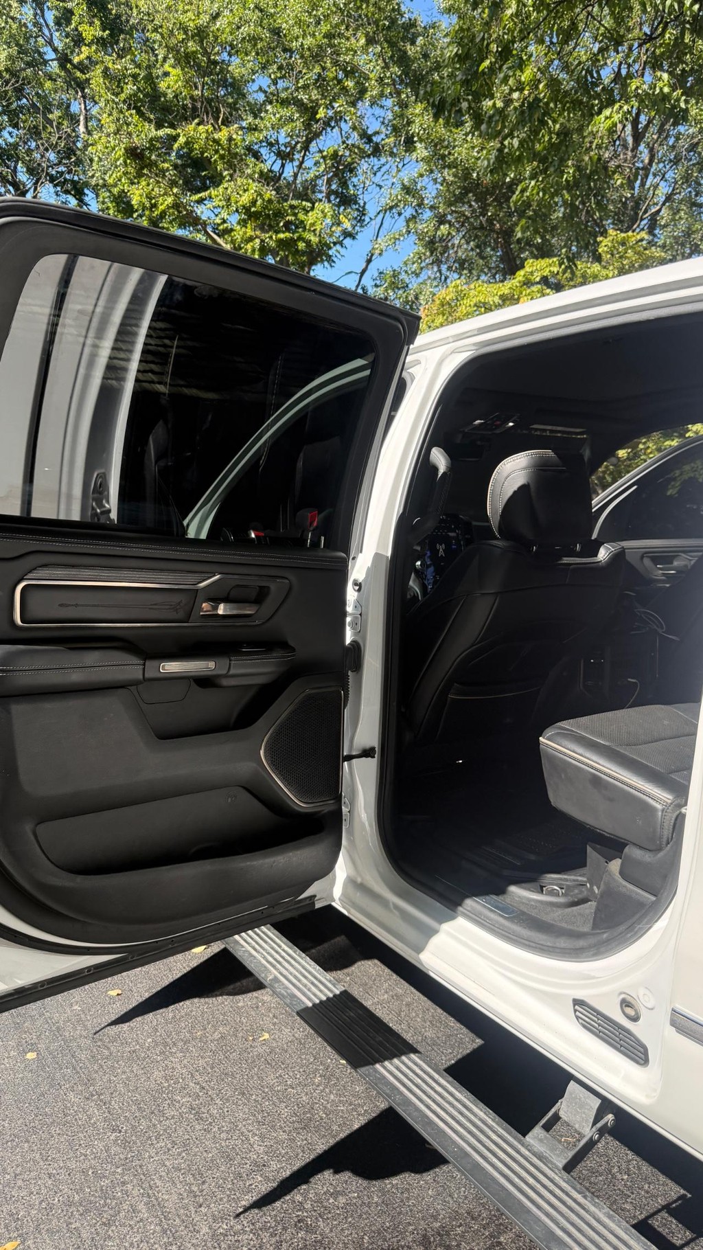 Ram 1500 Vehicle Full-screen Gallery Image 15
