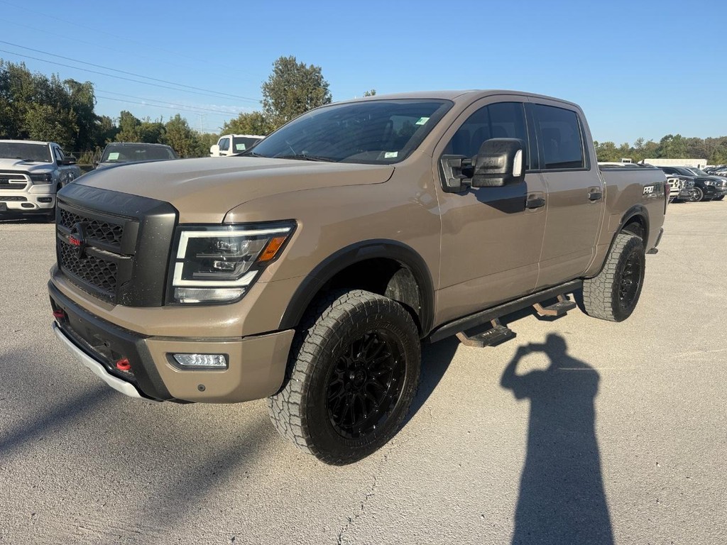 Nissan Titan Vehicle Full-screen Gallery Image 2