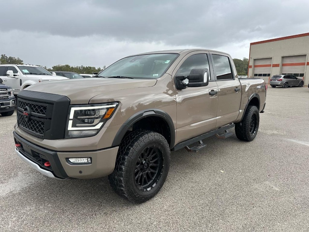 Nissan Titan Vehicle Full-screen Gallery Image 3