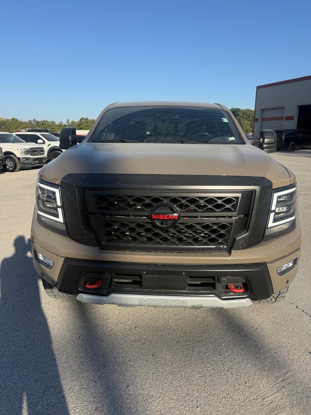 Nissan Titan Vehicle Full-screen Gallery Image 4