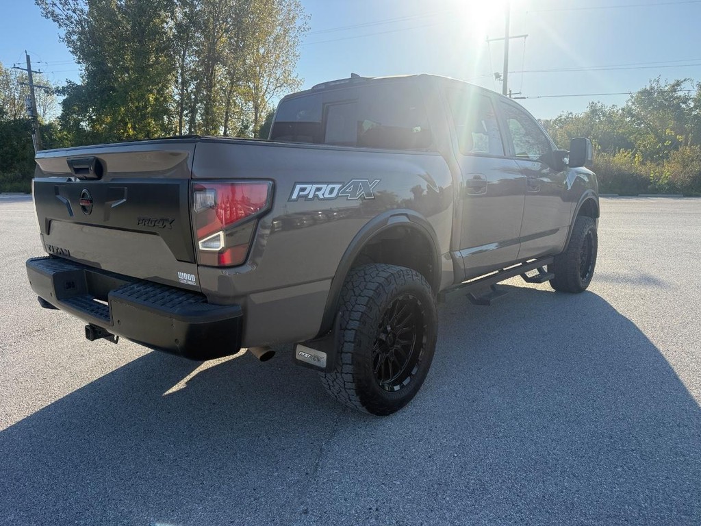 Nissan Titan Vehicle Full-screen Gallery Image 6