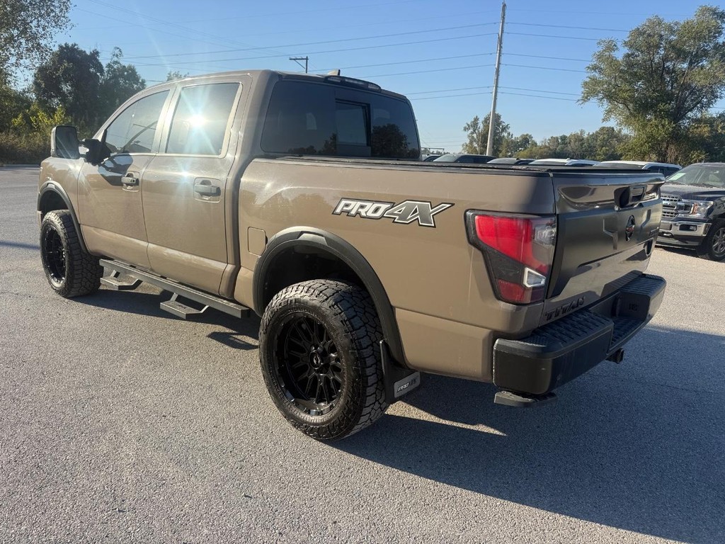 Nissan Titan Vehicle Full-screen Gallery Image 7