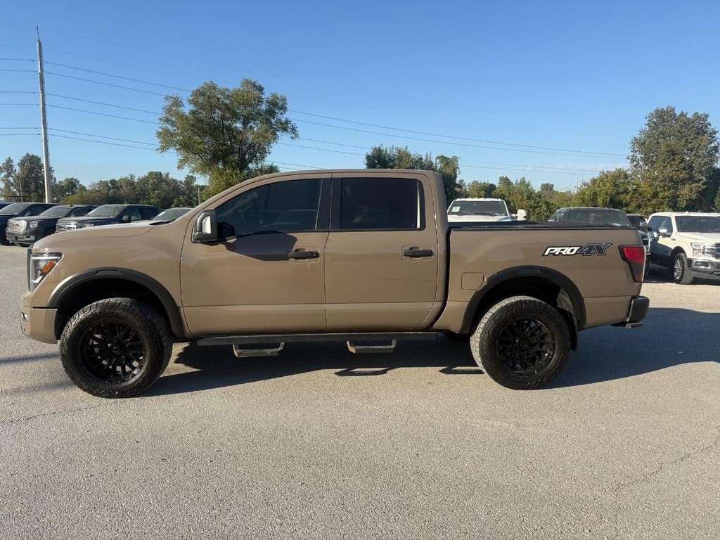 Nissan Titan Vehicle Full-screen Gallery Image 8