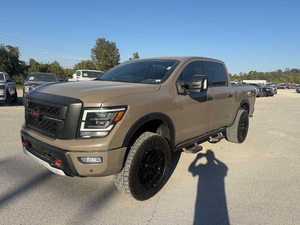 Nissan Titan Vehicle Full-screen Gallery Image 9