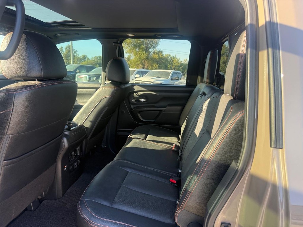 Nissan Titan Vehicle Full-screen Gallery Image 10