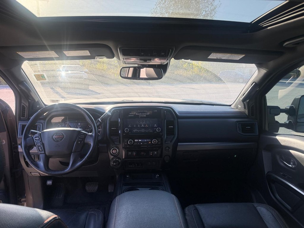 Nissan Titan Vehicle Full-screen Gallery Image 11