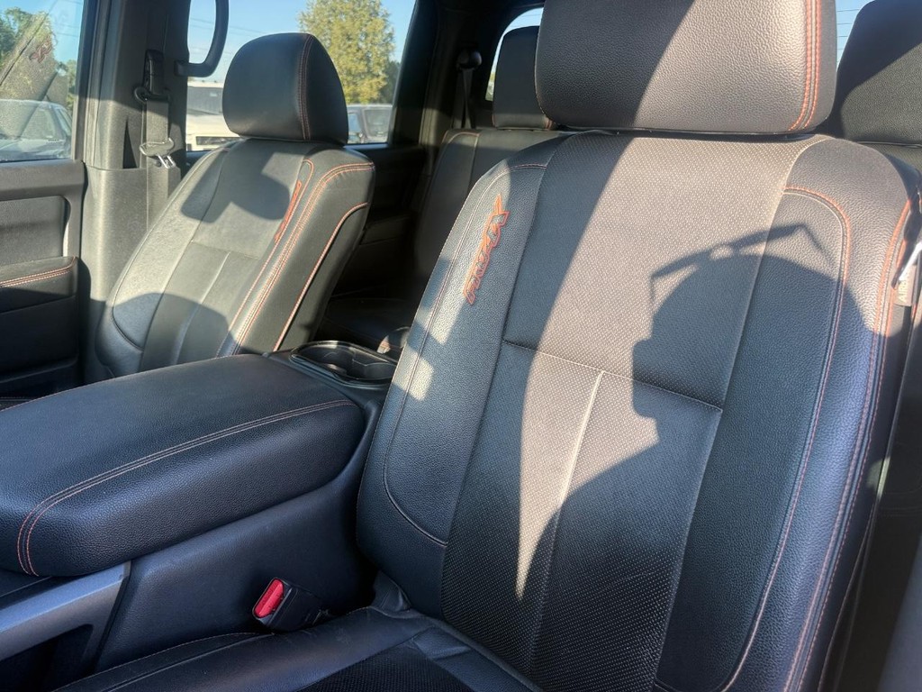 Nissan Titan Vehicle Full-screen Gallery Image 12