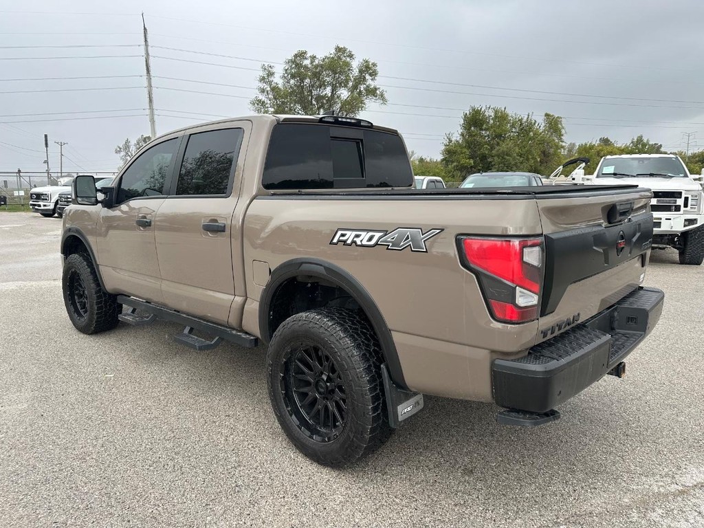 Nissan Titan Vehicle Full-screen Gallery Image 18