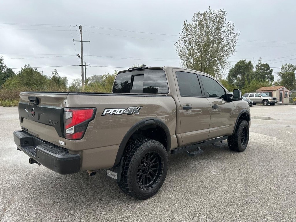 Nissan Titan Vehicle Full-screen Gallery Image 19