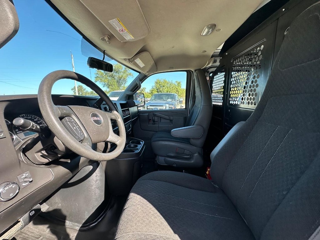 GMC Savana Cargo Van Vehicle Full-screen Gallery Image 9
