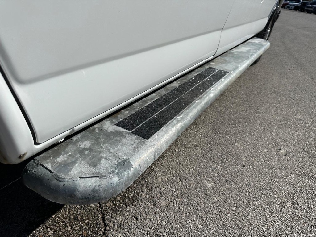 GMC Savana Cargo Van Vehicle Full-screen Gallery Image 10