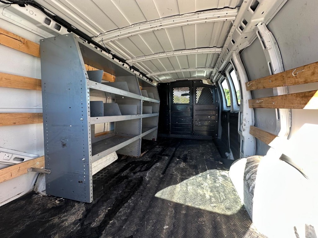 GMC Savana Cargo Van Vehicle Full-screen Gallery Image 13