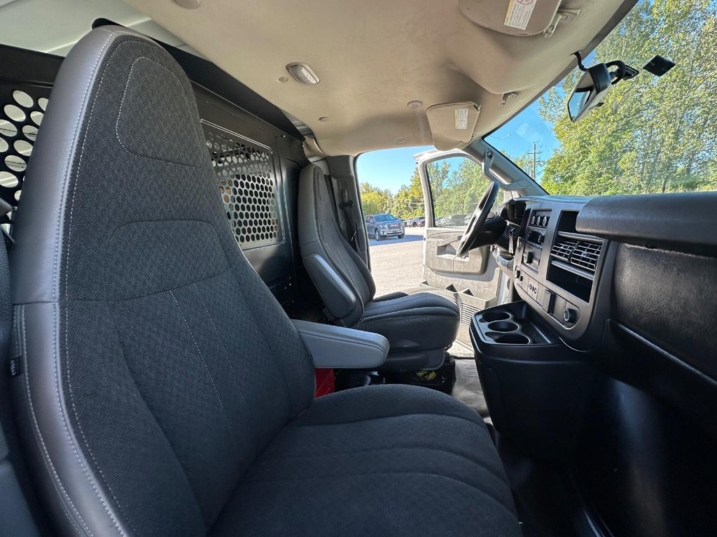 GMC Savana Cargo Van Vehicle Full-screen Gallery Image 15