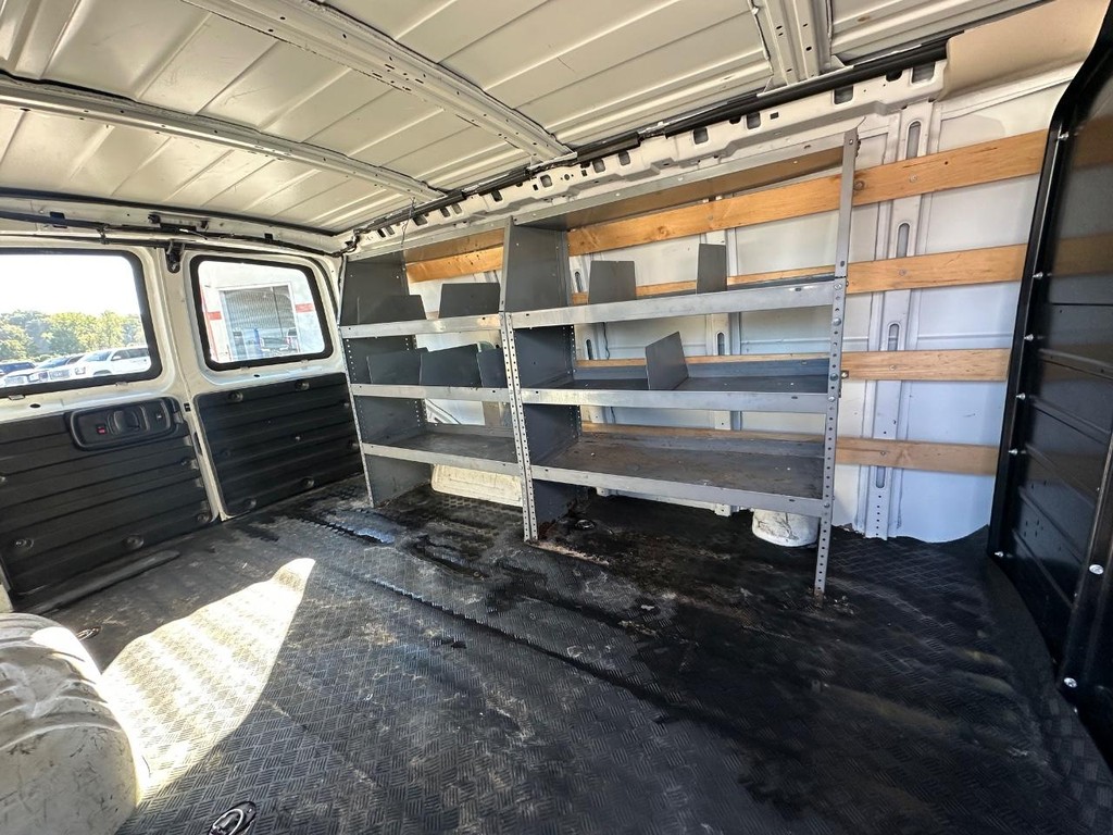 GMC Savana Cargo Van Vehicle Full-screen Gallery Image 16
