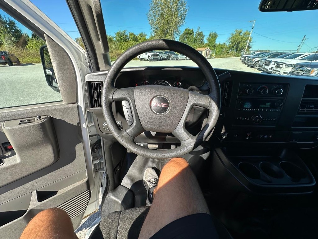 GMC Savana Cargo Van Vehicle Full-screen Gallery Image 18