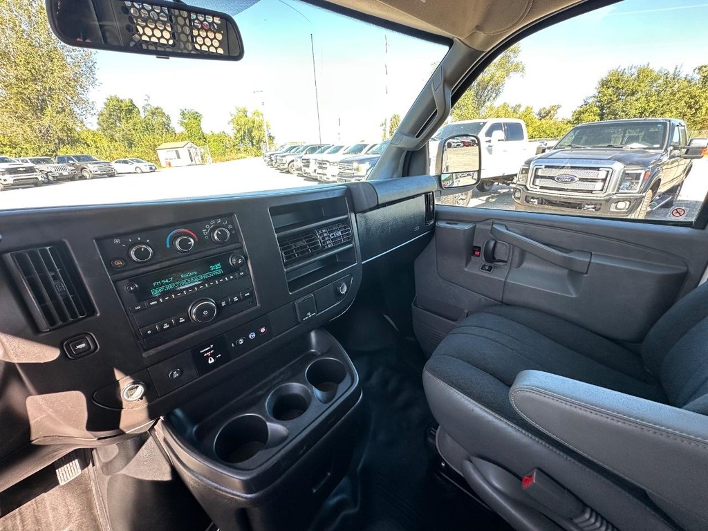 GMC Savana Cargo Van Vehicle Full-screen Gallery Image 20