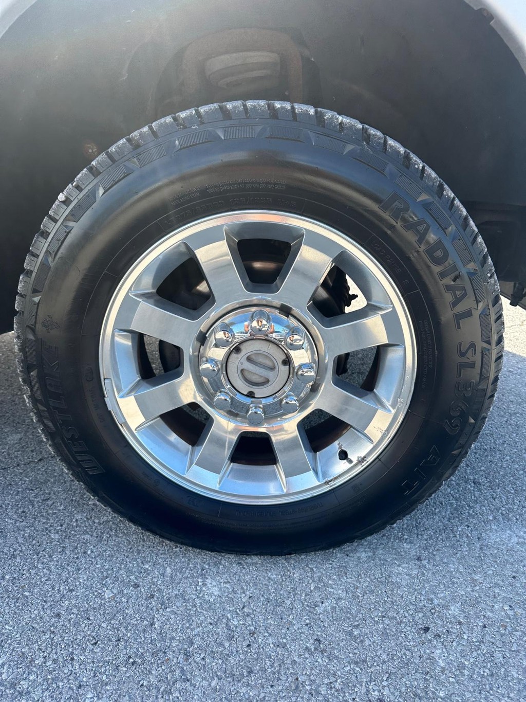 Ford Super Duty F-250 SRW Vehicle Full-screen Gallery Image 16