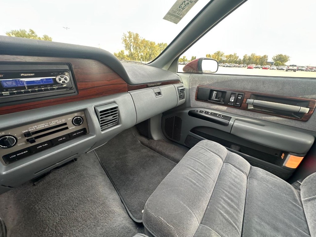 Chevrolet Caprice Vehicle Full-screen Gallery Image 16