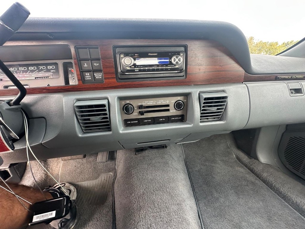 Chevrolet Caprice Vehicle Full-screen Gallery Image 17