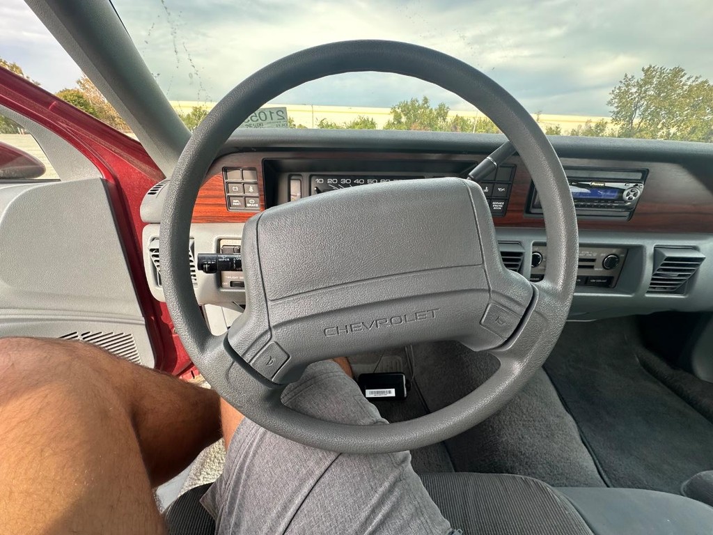Chevrolet Caprice Vehicle Full-screen Gallery Image 19