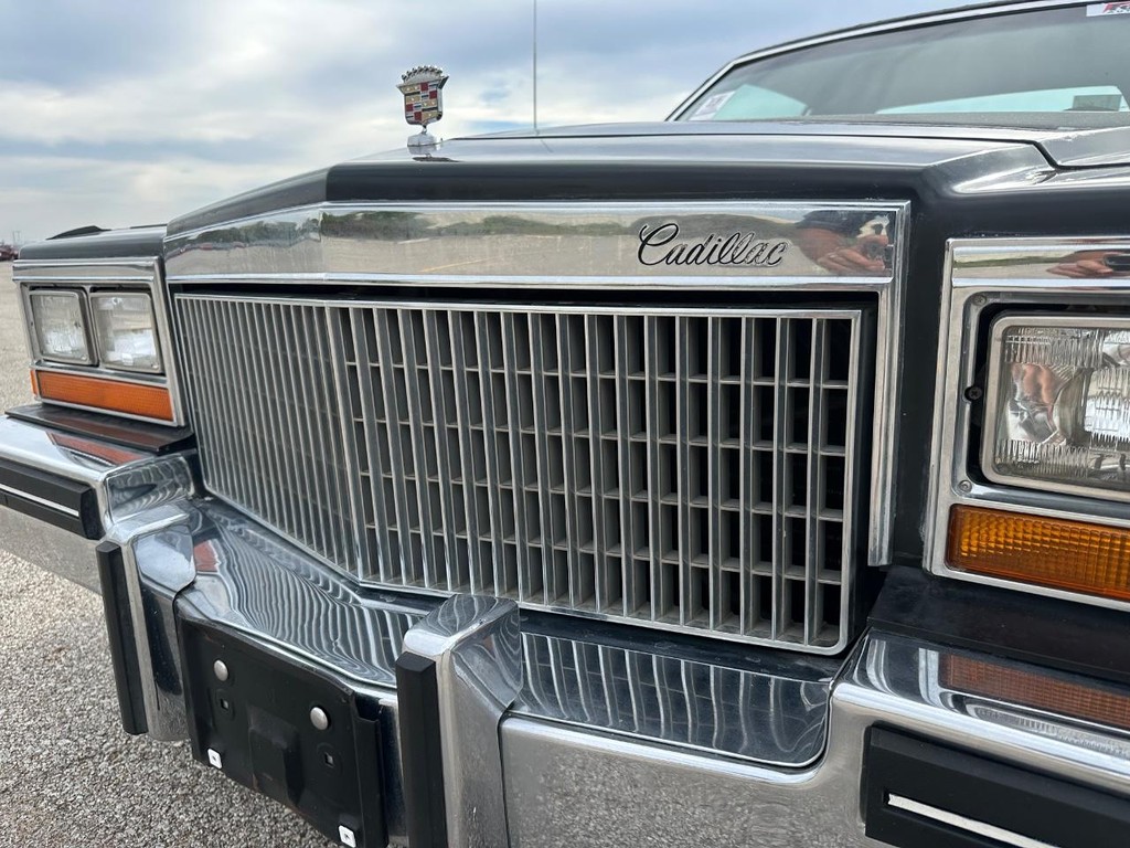 Cadillac DeVille Vehicle Full-screen Gallery Image 12