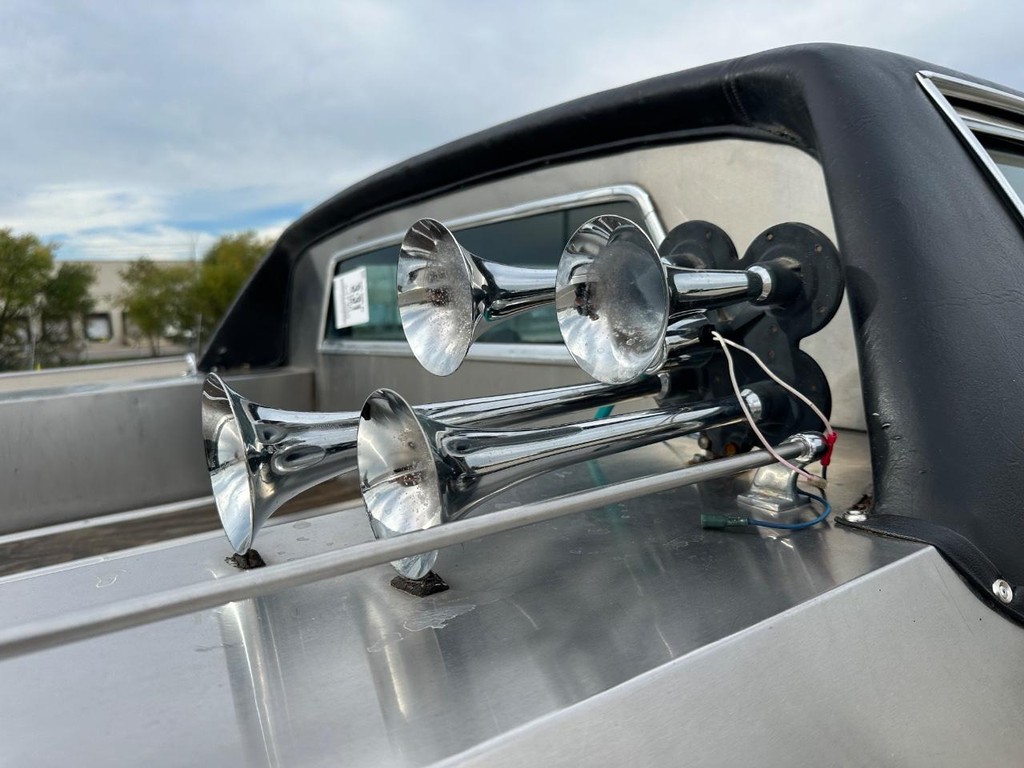Cadillac DeVille Vehicle Full-screen Gallery Image 15